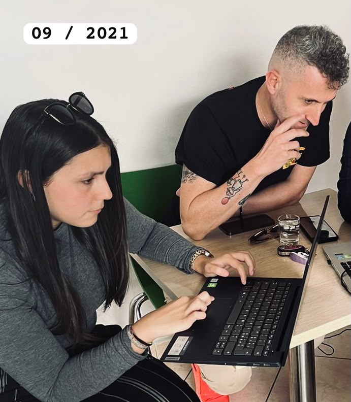 Milena Elia al lavoro con Dario Negro di Mario Coffee Bar, settembre 2021